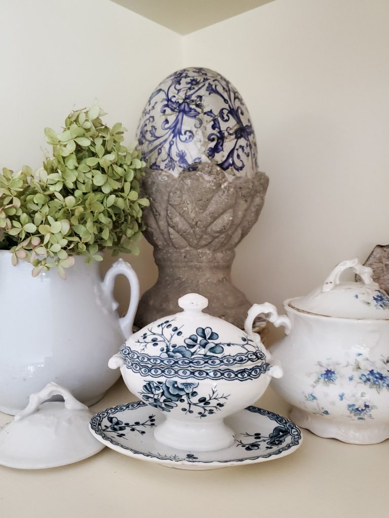 a small blur tureen