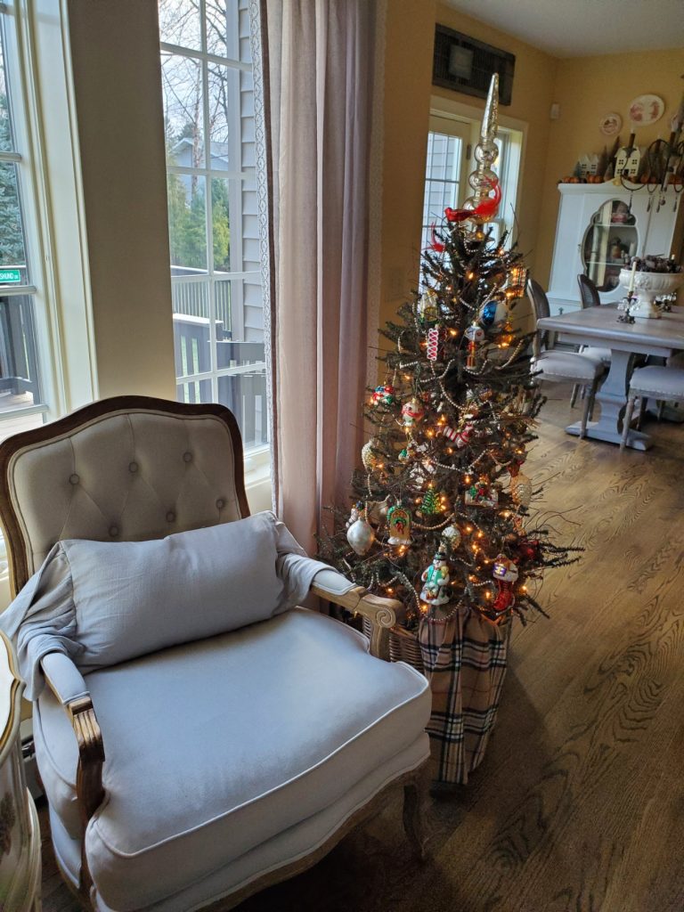 picture of the tree shwoing the kitchen area