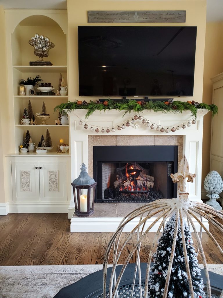 a full look at the mantle in the Christmas Great room