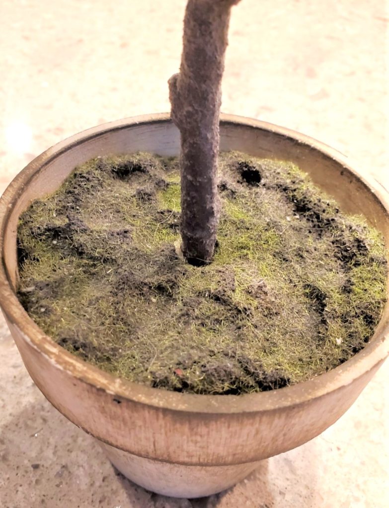 make fake dirt-fast-diy- that-looks-real-showing-fingerprints-in-plant-ordered