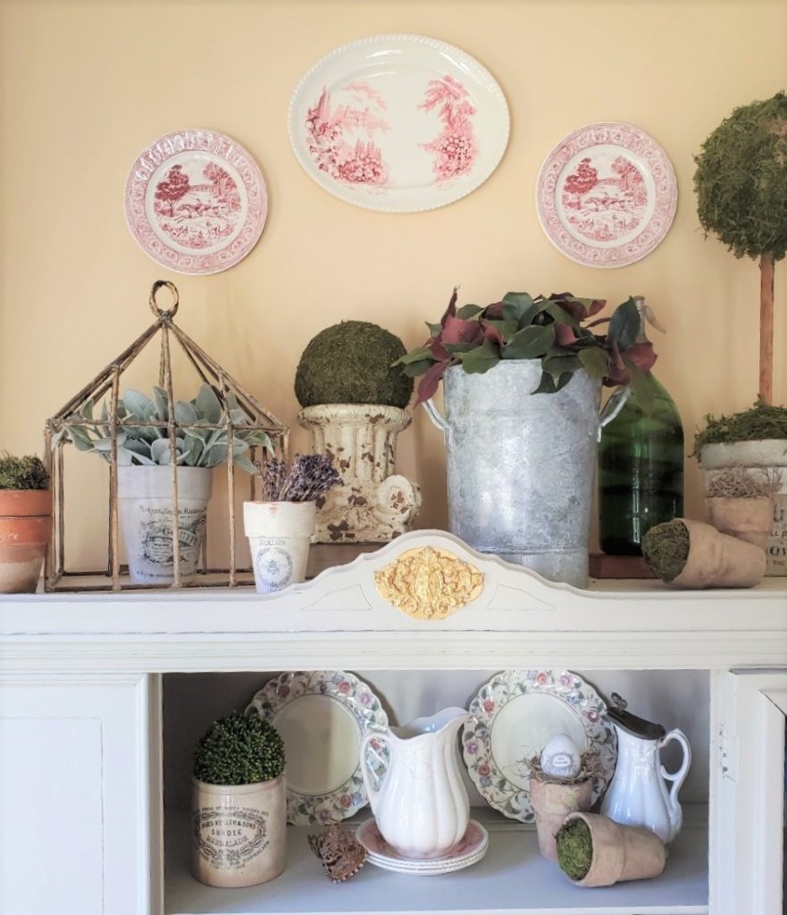 another picture of the top of the hutch