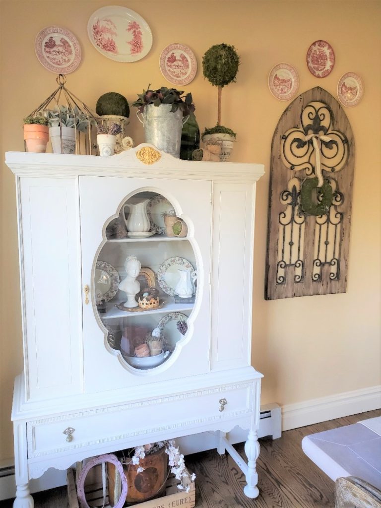 Simple spring home tour showing the hutch closed and the shutter