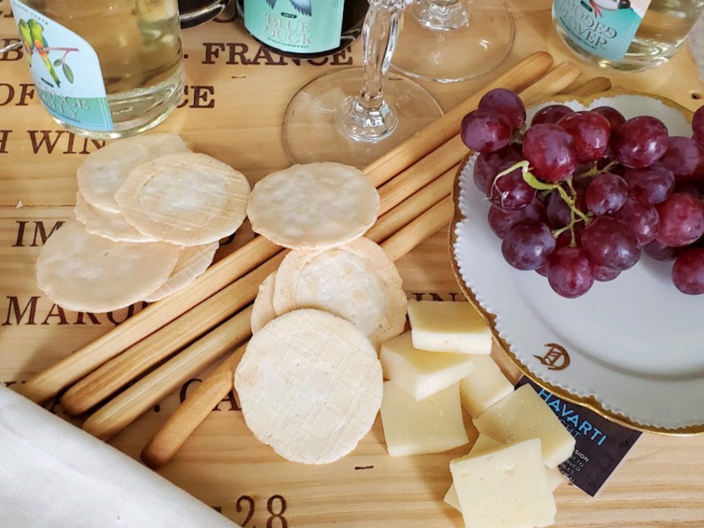 crackers and grapes for wines down under tasting
