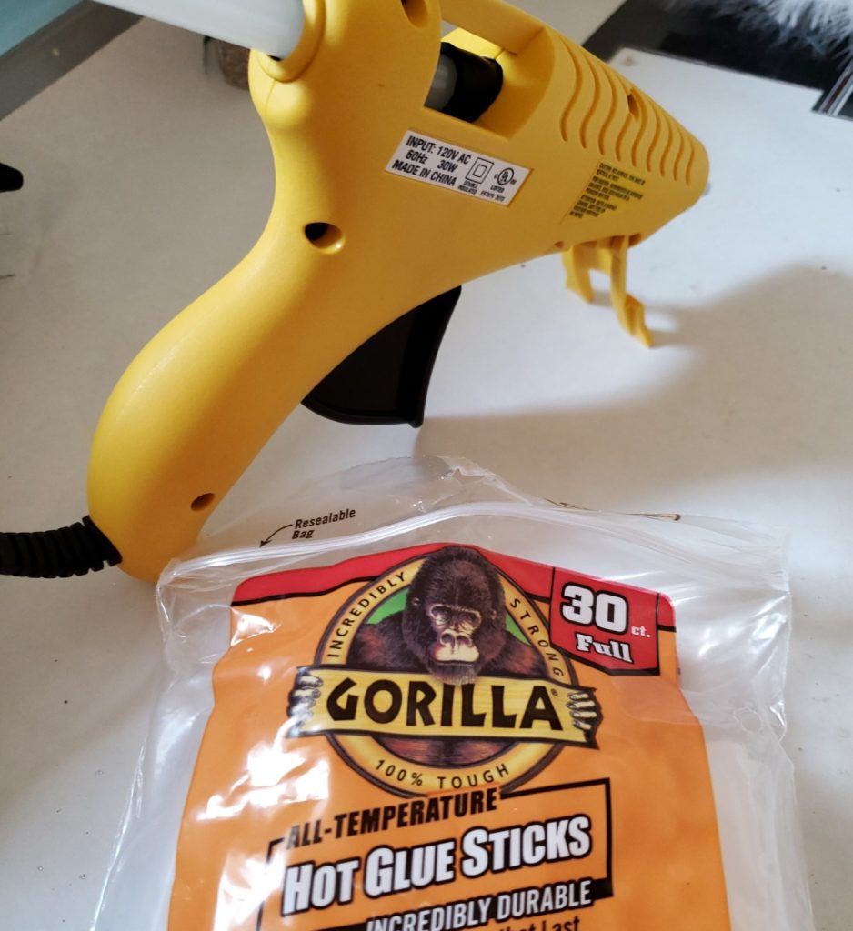 Glue gun and glue sticks