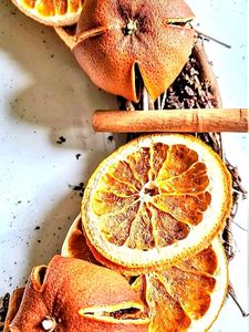dried-orange-wreath-with-natural-decorations-first-piece-of-cinnamon-glued