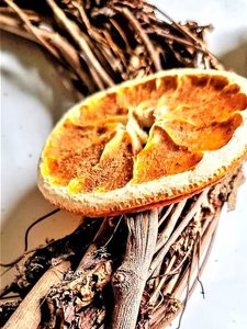 dried-orange-wreath-with-natural-decorations-first-slice-glued