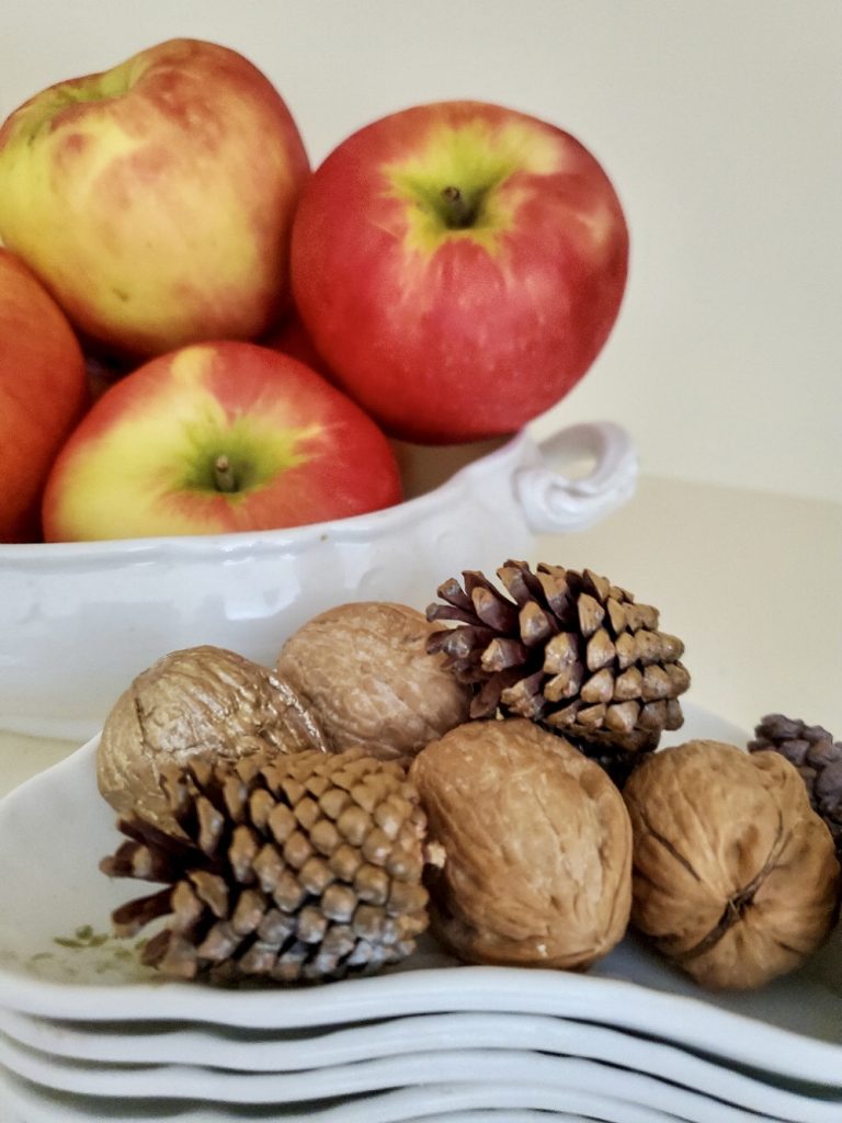 picture of red apples How To Add Rustic Fall Decor To The Home