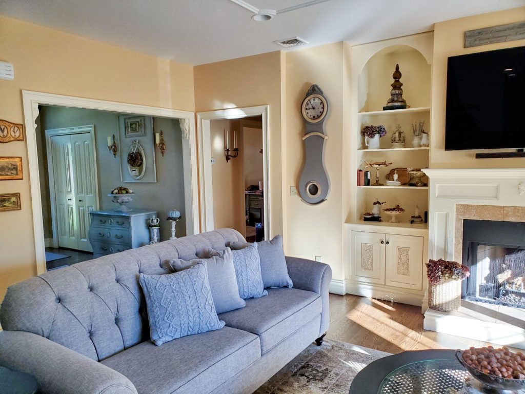 natural fall decor entering the great room.
sharing the bookcase, clock, and a bit of the foyer
