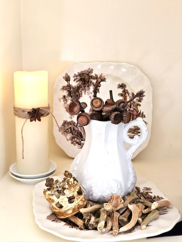 fall-napkin-rings-diy-in minutes-for-your-holiday-table-acorns-on-branches-candle