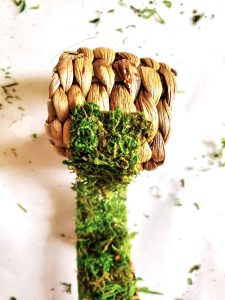 fall-napkin-rings-diy-in minutes-for-your-holiday-table-beginning-to-add-the-moss