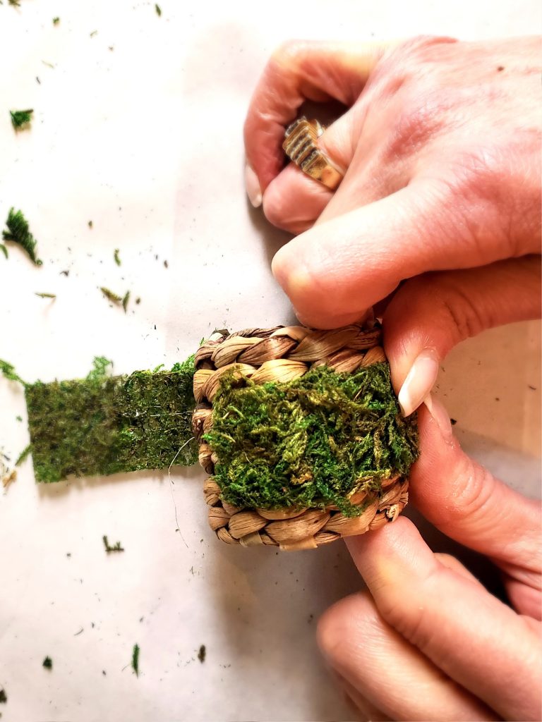 rolling-the-moss-on-the-napkin-ring