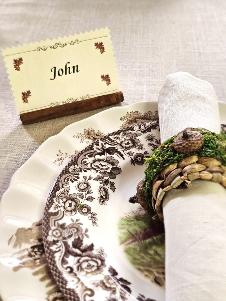 fall-napkin-rings-in-minutes-for-your-holiday-table-napkin-and-place-card