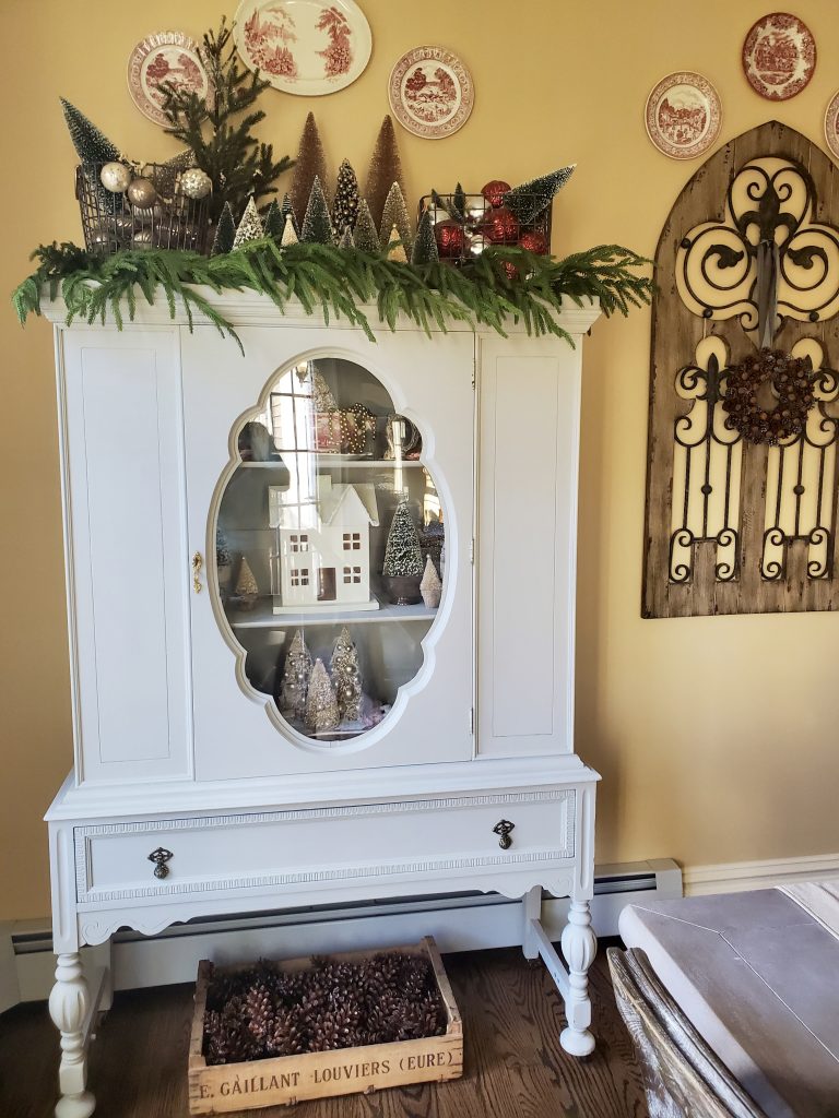 a picture of the hutch with the door closed