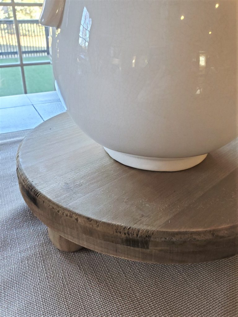 a close up of the wood riser.