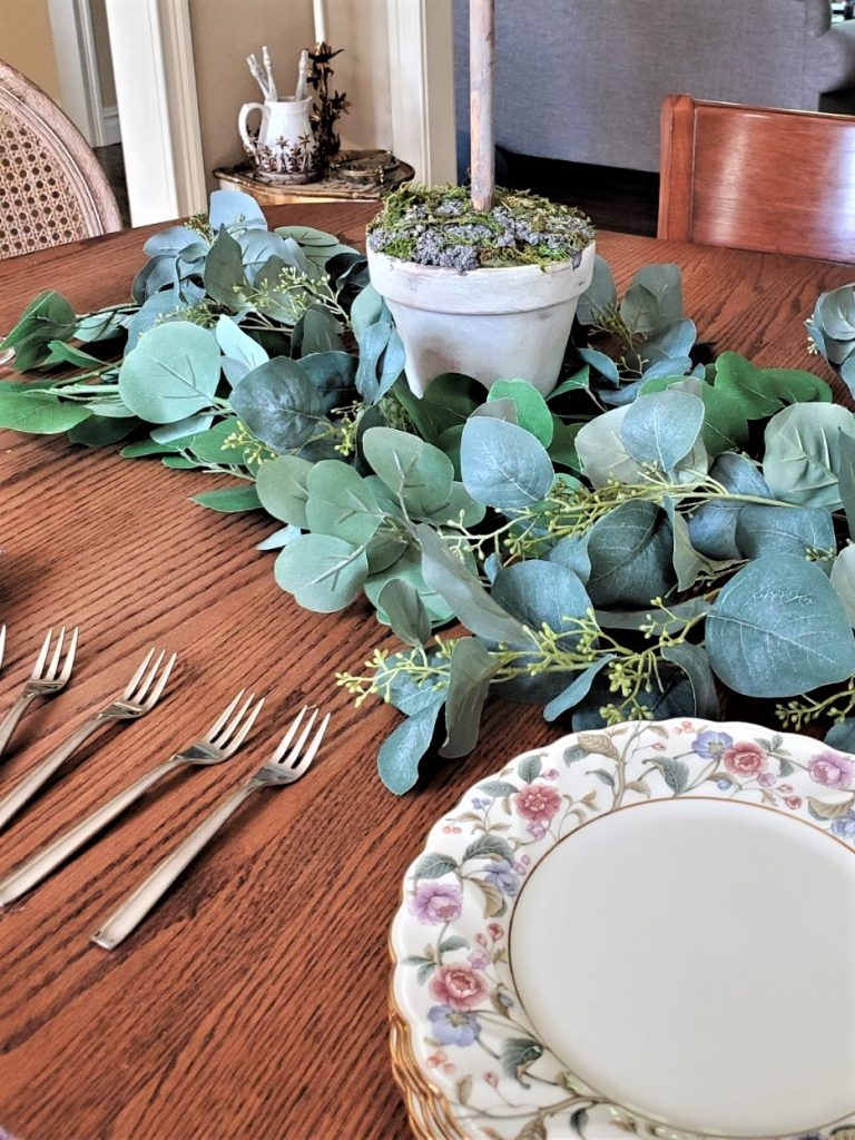 dessert floral dishes with small forks 