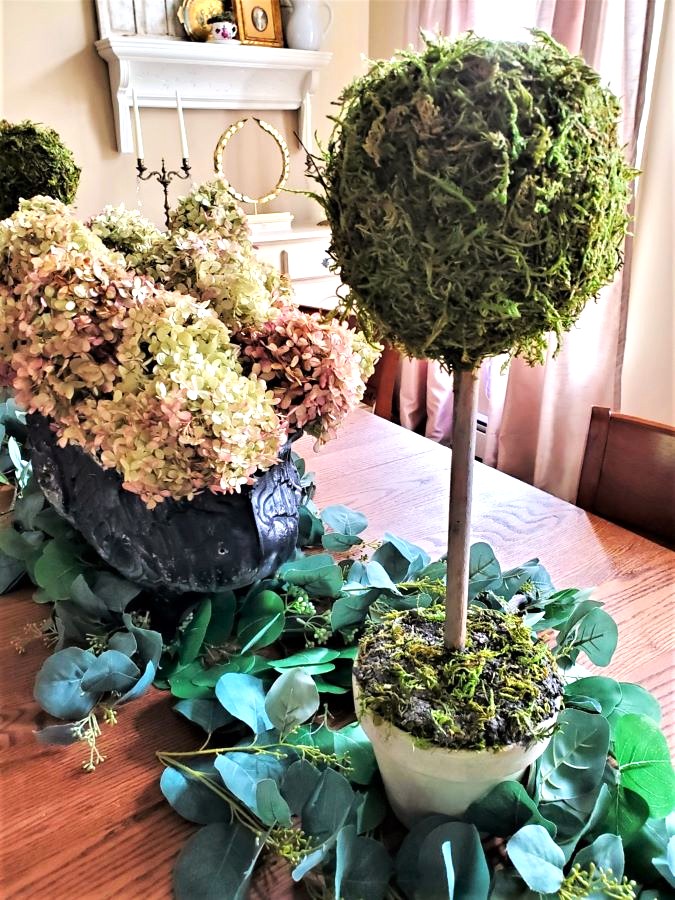 closer-look-at-the-topiary-and-eucalyptus-garland