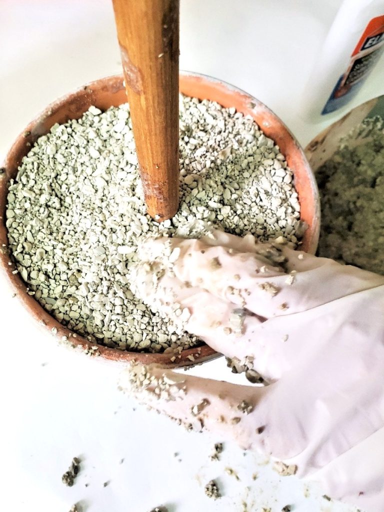 smoothing-kitty-litter-to-make-level