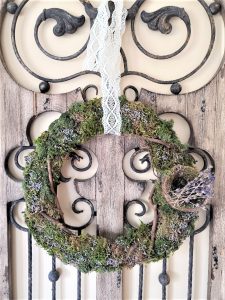 close-up-of-finished-wreath-hanging-with-lace-ribbon