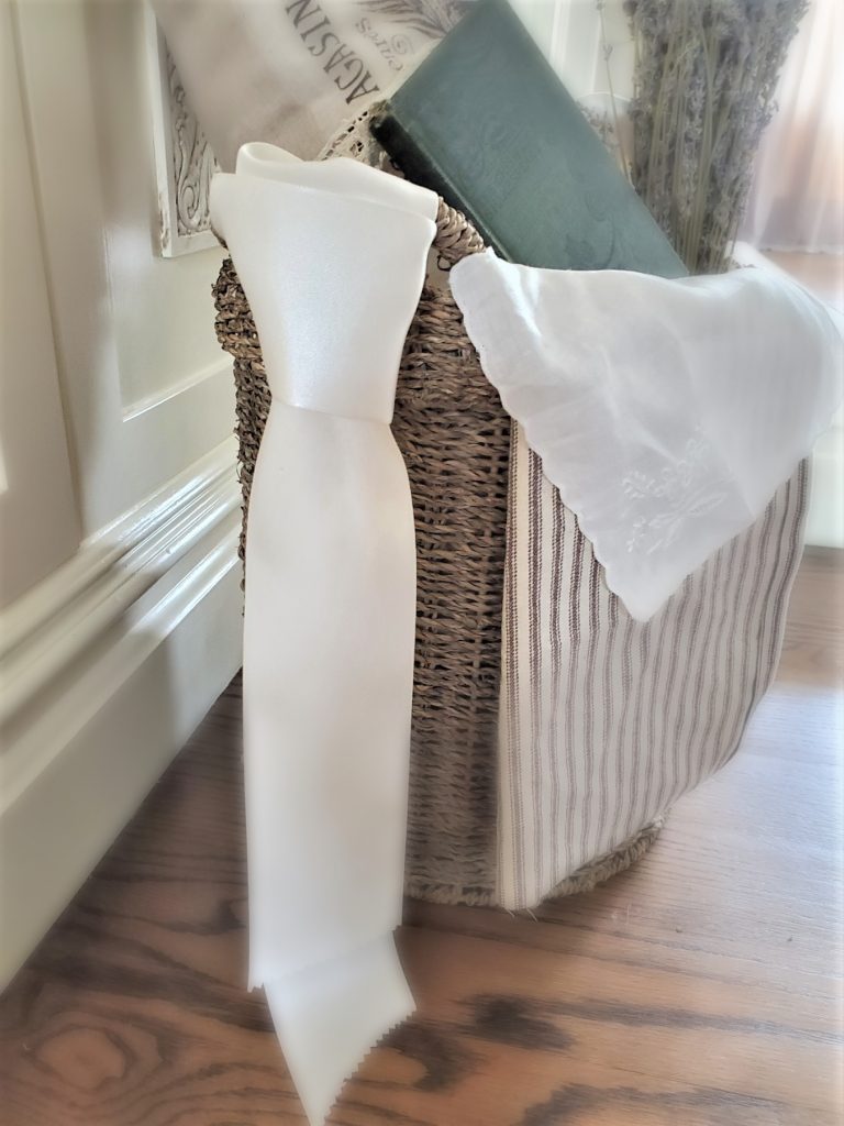 close up of ribbon I made look like neck tie on the basket handle