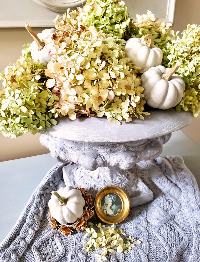 fall-centerpiece-ideas-on-a-budget-dry-hydrangeas-pumpkins-inside-an-urn