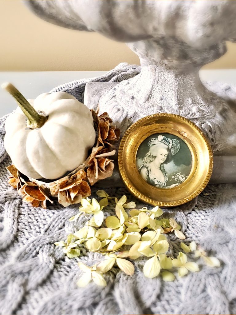 hydrangea-petals-crown-small-pumpkin-florentine-picture