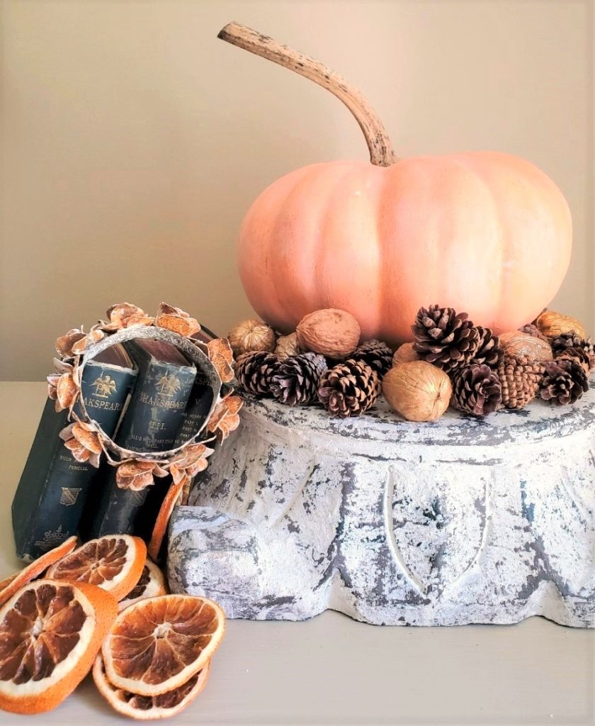 pumpkin-on-riser-orange-slices-pinecones-small-crown