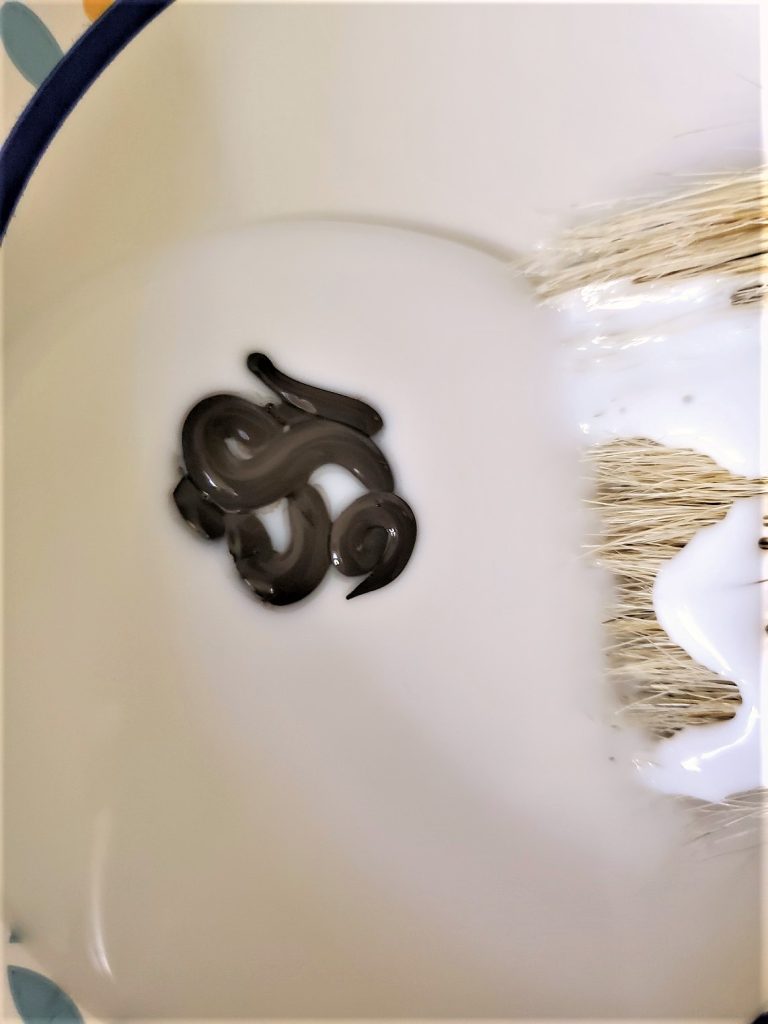 showing-how-much-raw-umber-paint-to-add-to-clear-glaze