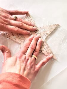 using-plastic-wrap-remove-wrinkles-from-paper
