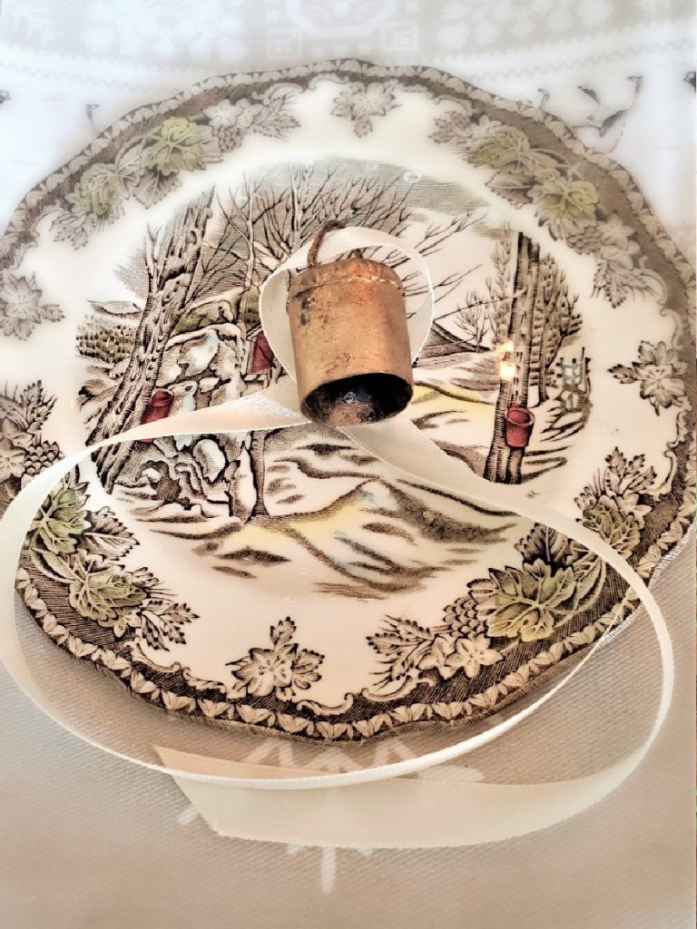Christmas table settings add a bell with ribbon or a jingle bell is perfect too!