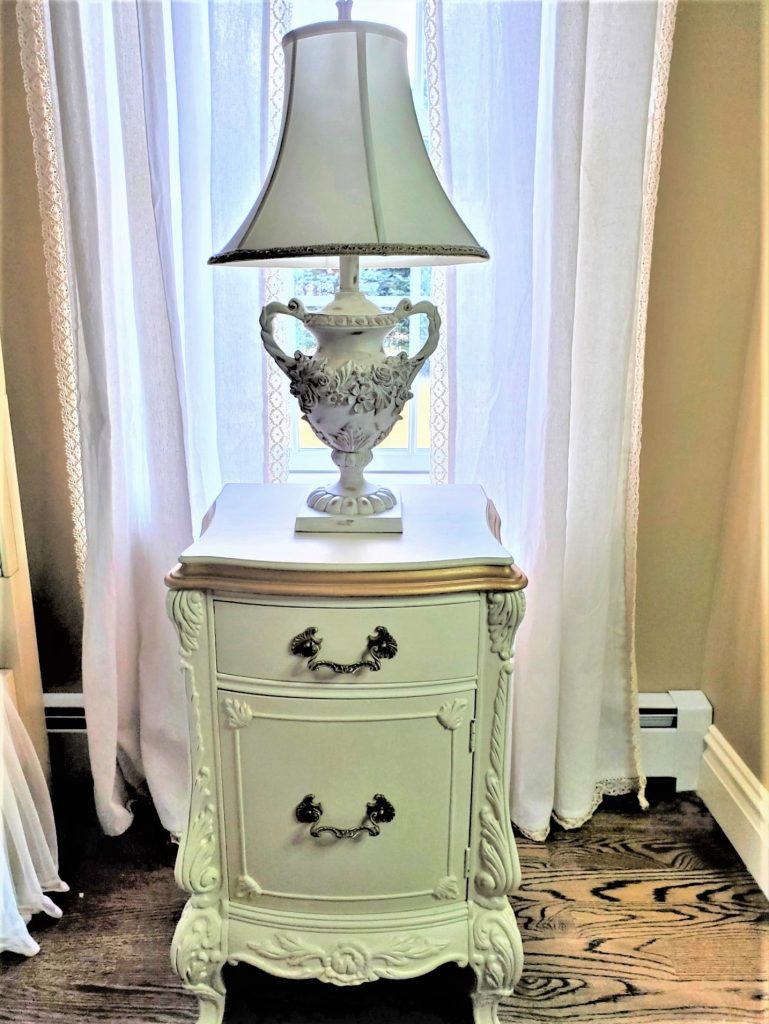 nightstand-with-lamp-
