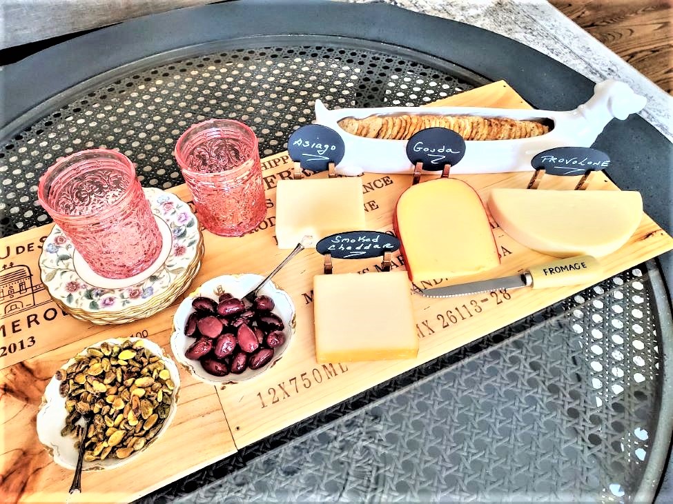 FINISHED-EASY-DIY-CHEESE-MARKERS-WITH-CHALKBOARD-PAINT