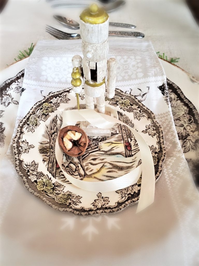 Nutcracker-with-half-a-walnut-focal-soften