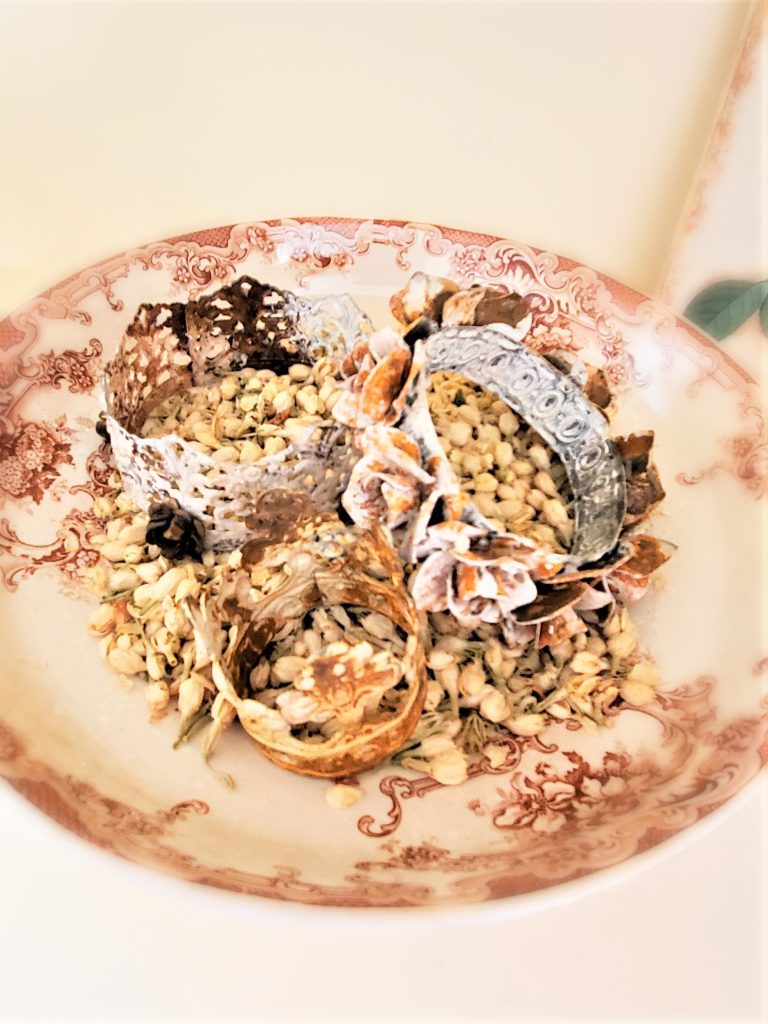 closeup-dried-flower-buds-3-crowns