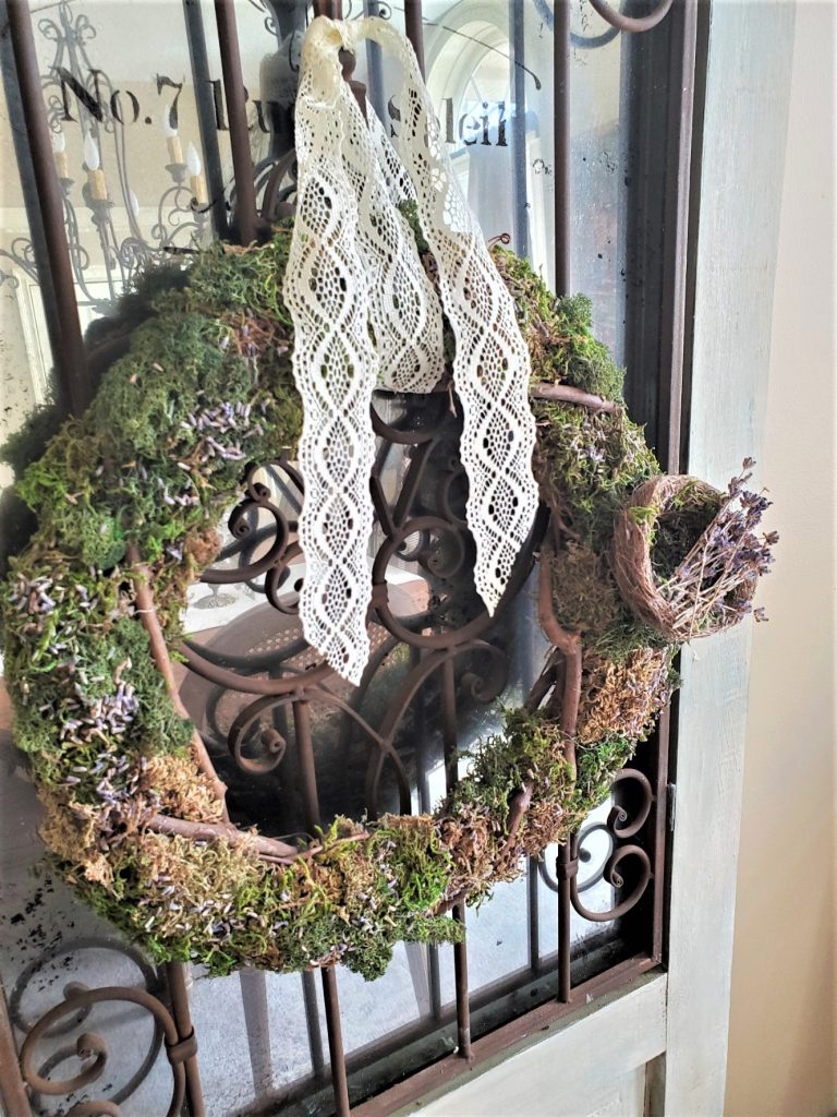closeup-wreath-old-door