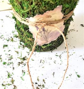 diy-moss-covered-vase-close-look-at-tag-and-jute-tied