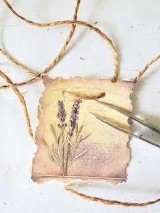 diy-moss-covered-vase-jute-in-tag-hole