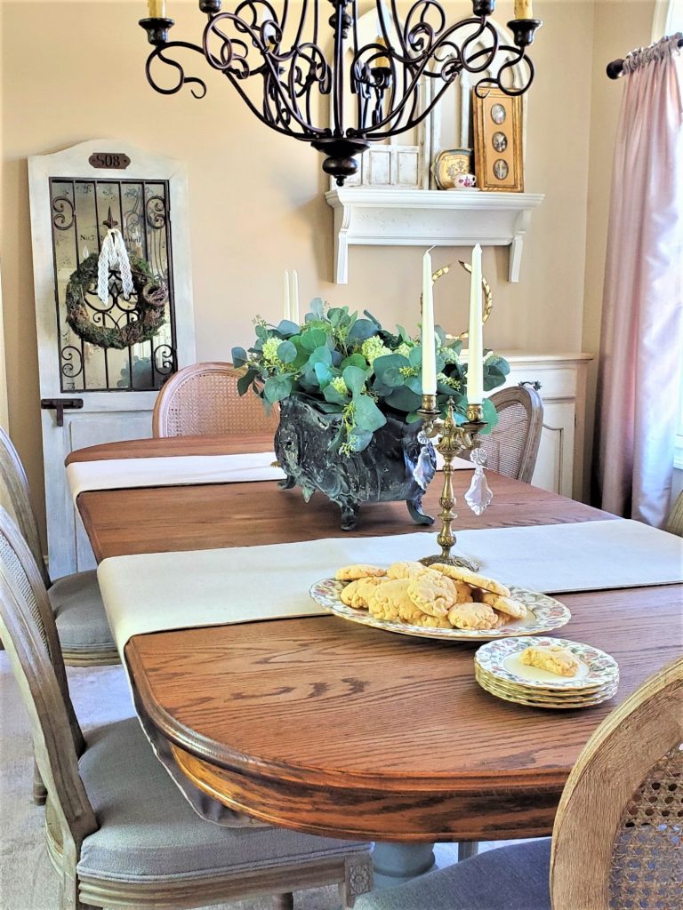 full-dining-table-with-cookies