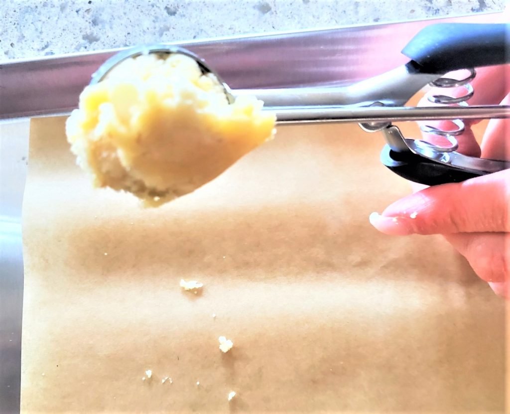 scooping-batter-with-cookie-scoop