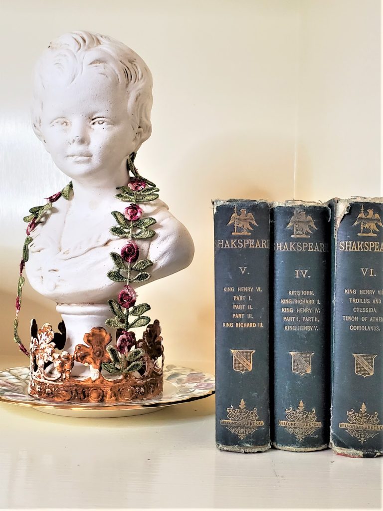 sonnets-chalkware-bust-living-room