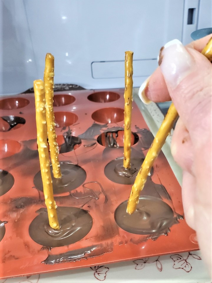 put-pretzel-stick-in-chocolate