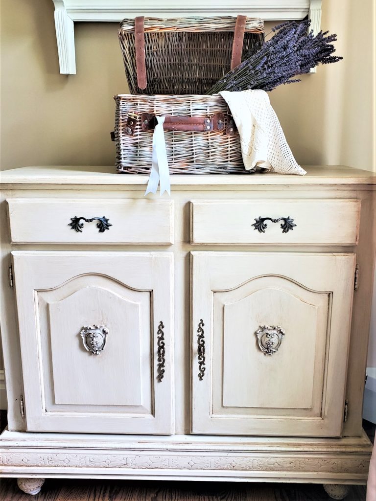 buffet-aged-picnic-basket-easy-summer-decorating-ideas