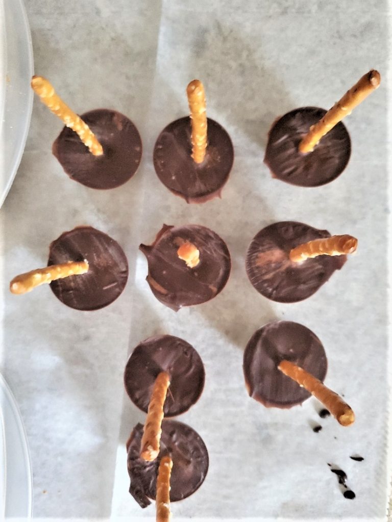 chocolate-getting-ready-to-redip-chocolate-oreo-cookie-dirt-recipe