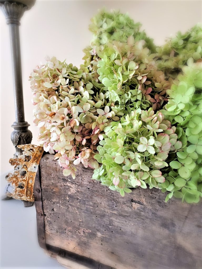 crown-on-corner-of-wood-crate-with-dried-hydrangea-french-country-farmhouse-decorating-ideass