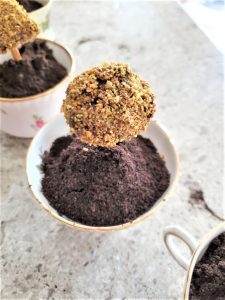 cups-filled-chocolate-oreo-cookie-dirt-recipe