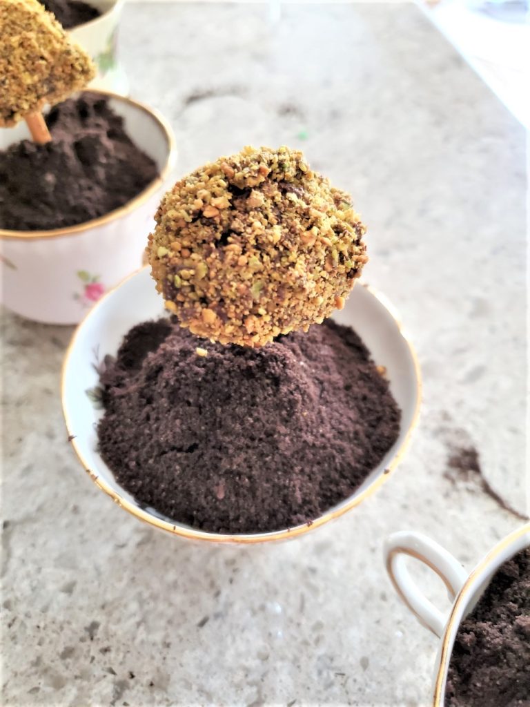 cups-filled-chocolate-oreo-cookie-dirt-recipe