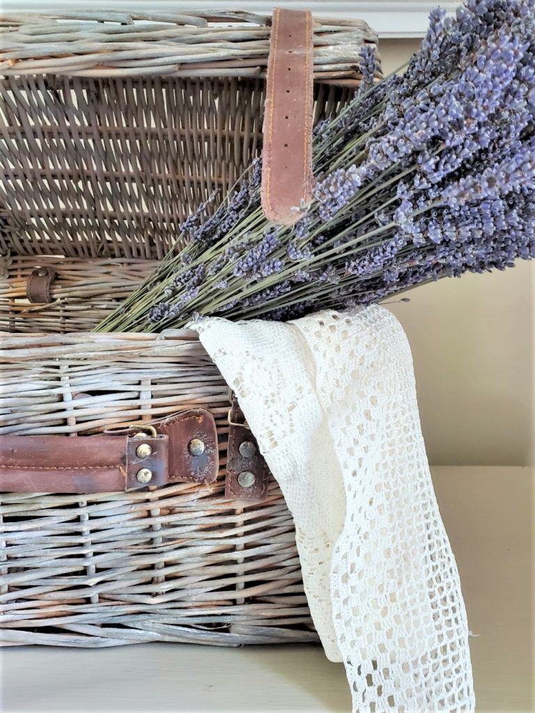 easy-diy-picinic-basket-dry-brush