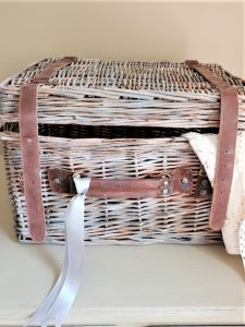 easy-diy-picnic-basket-dry-brush
