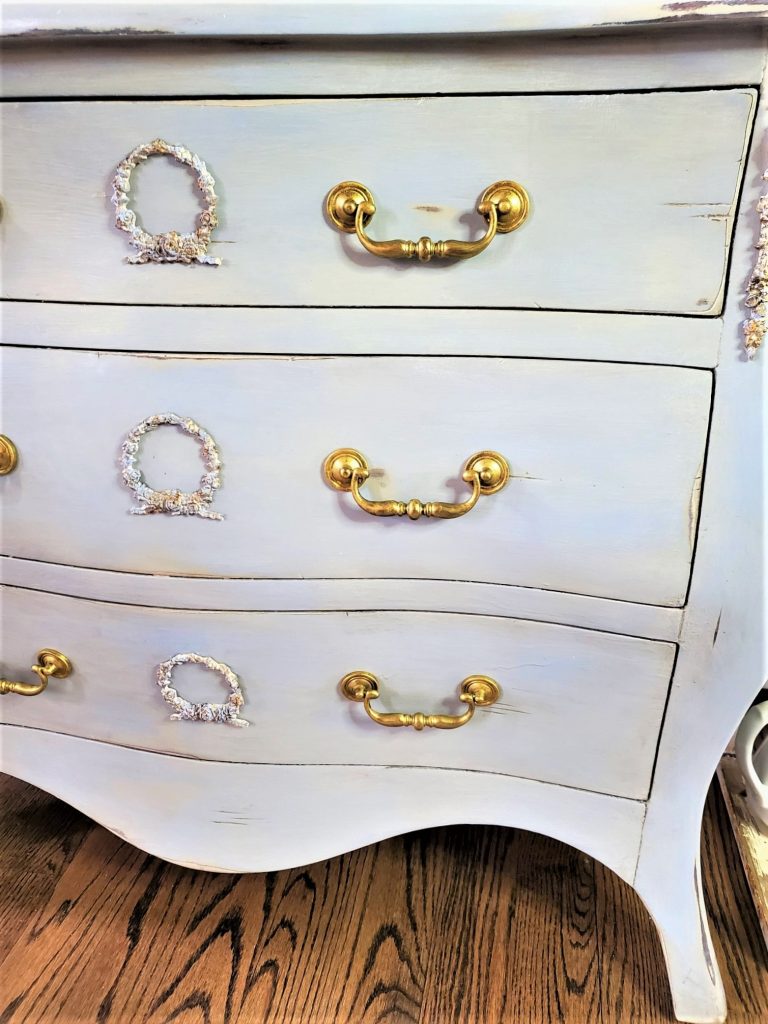 french-country-farmhouse-antique-chest-french-country-farmhouse-decoratingideas-