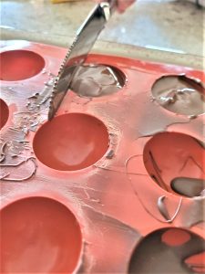 making-melted-chocolate-level-with-knife-back