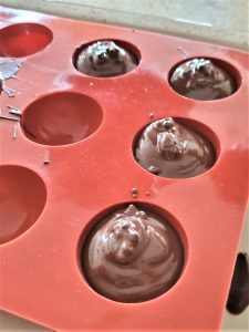 melted-chocolate-in-silicone-mold-easy-no-bake-chocolated-dirt-dessert